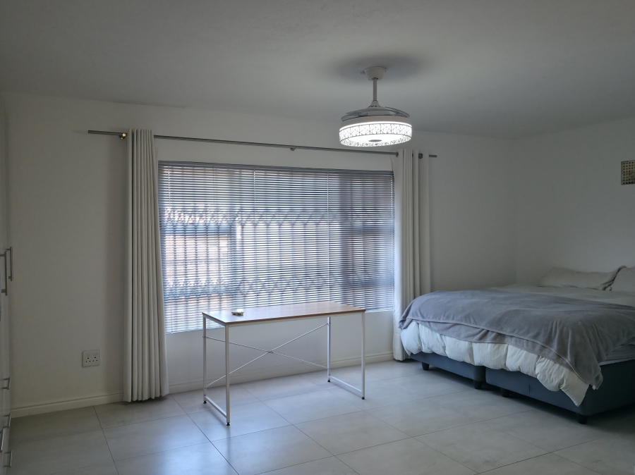 6 Bedroom Property for Sale in Wavecrest Eastern Cape